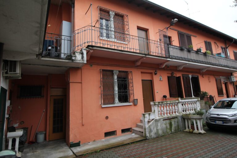 Via Pontida 41 Legnano - esterno e corte interna