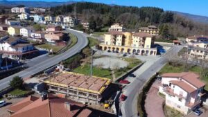 Il cantiere inserito fra le case della frazione Piano Lago