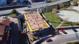 Il fabbricato in costruzione visto dall'alto sul fronte della strada provinciale
