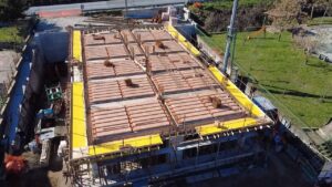 Vista dall'alto del cantiere di Santo Stefano di Rogliano: la struttura in cemento armato con le casseforme del primo solaio