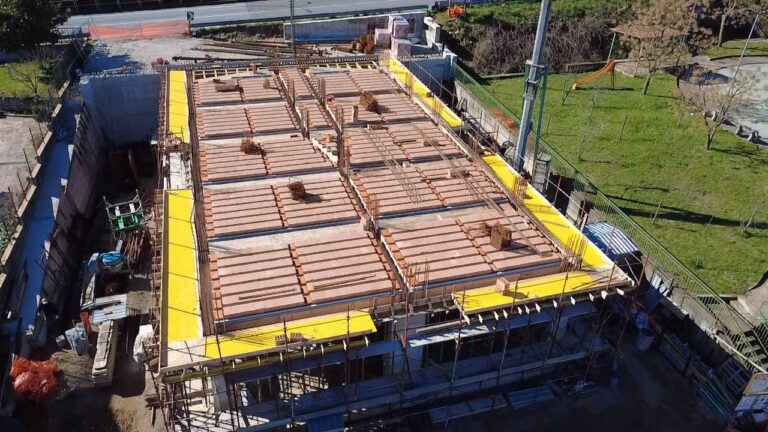 Vista dall'alto del cantiere di Santo Stefano di Rogliano: la struttura in cemento armato con le casseforme del primo solaio