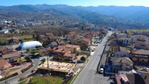 La vallata e la strada di collegamento viste dall'alto
