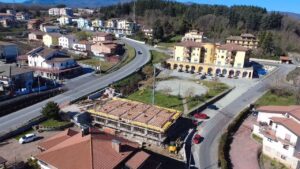 Veduta aerea della frazione Piano Lago con il cantiere sulla destra