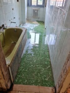 Via Santa Teresa 14 Legnano - il bagno prima dell'intervento